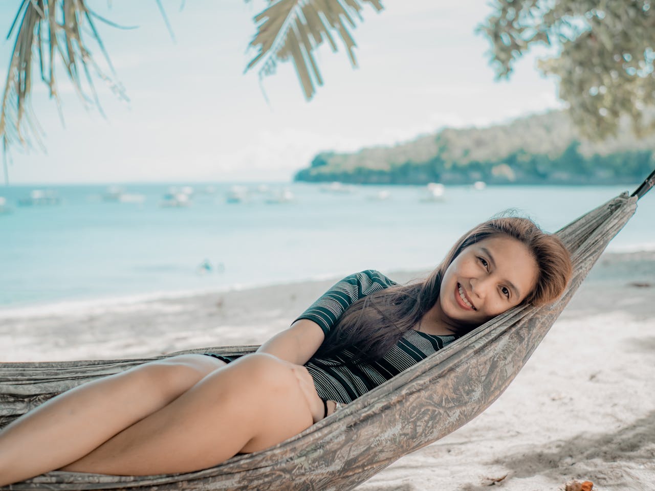 Pemandangan keindahan gugusan pulau karang dan laut biru jernih di Raja Ampat Papua Barat Daya